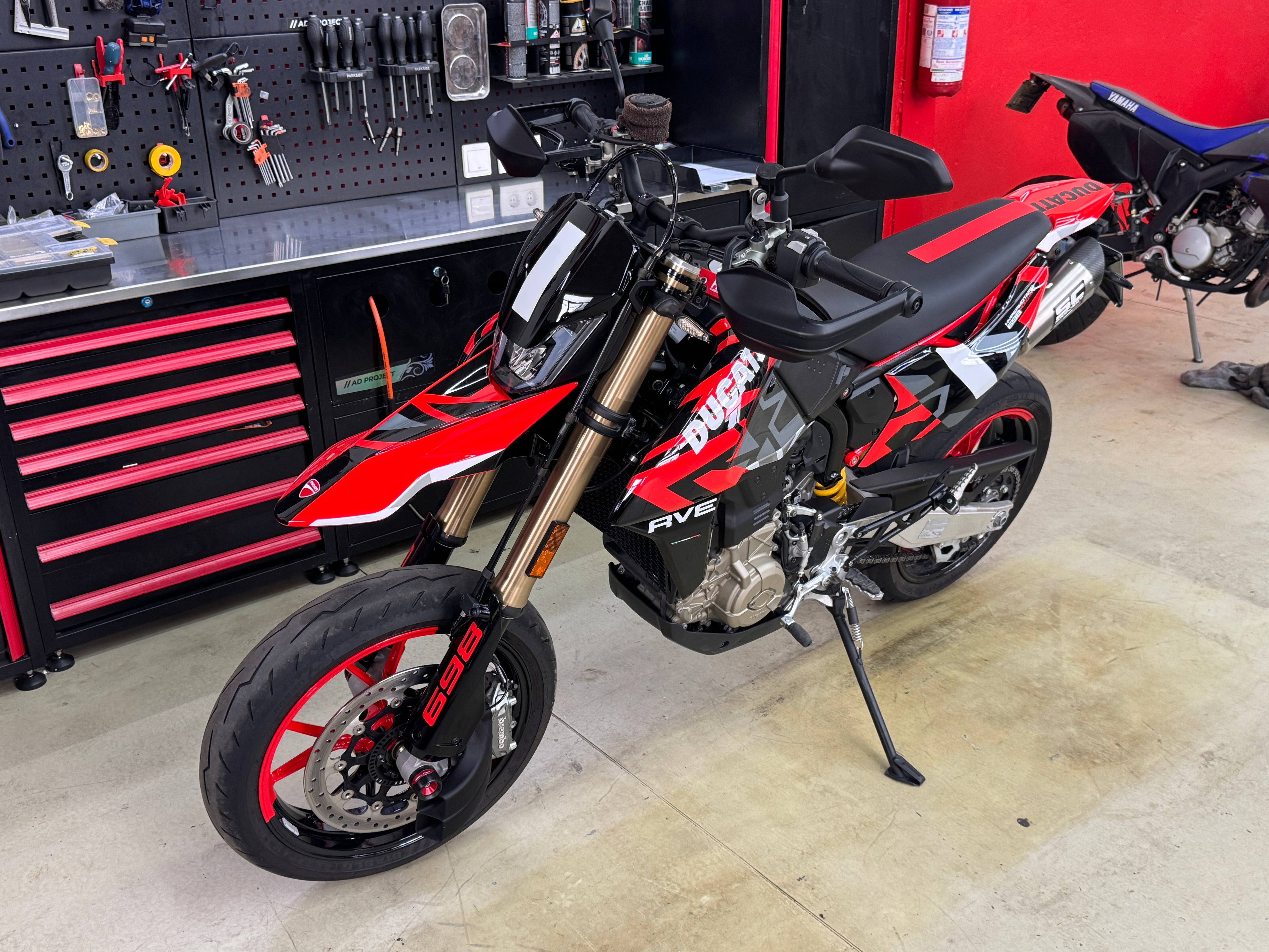 Ducati HYPERMOTARD 698